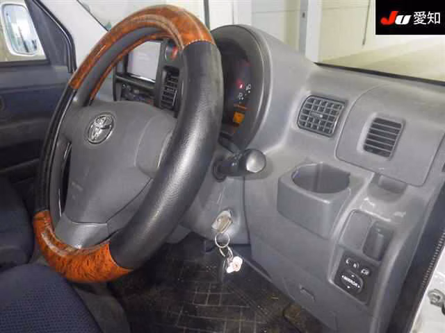 TOYOTA PIXIS VAN