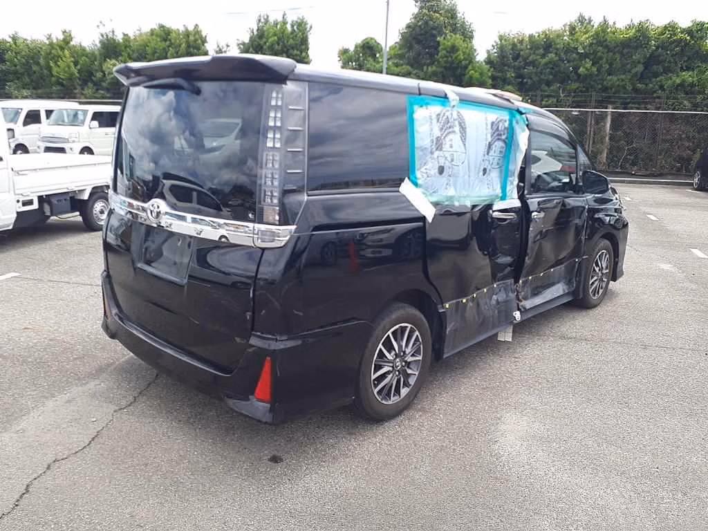 TOYOTA VOXY