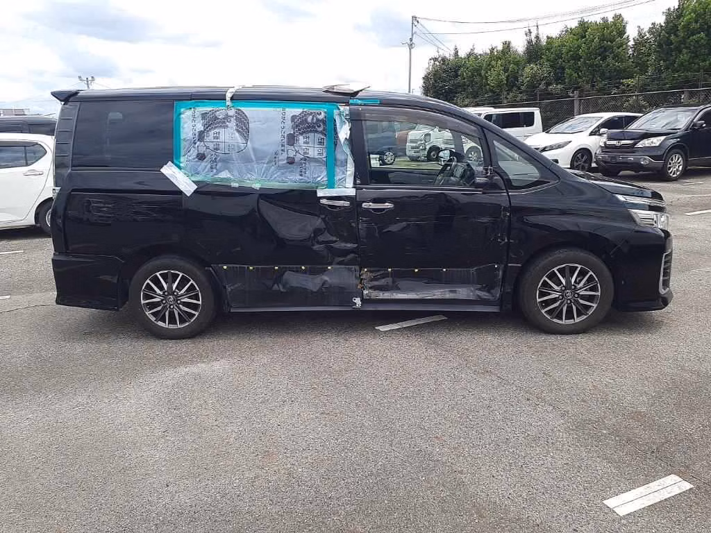 TOYOTA VOXY