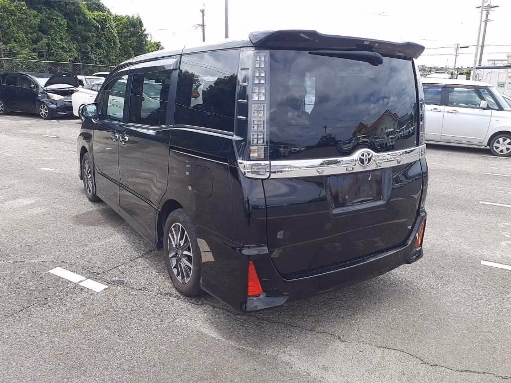 TOYOTA VOXY
