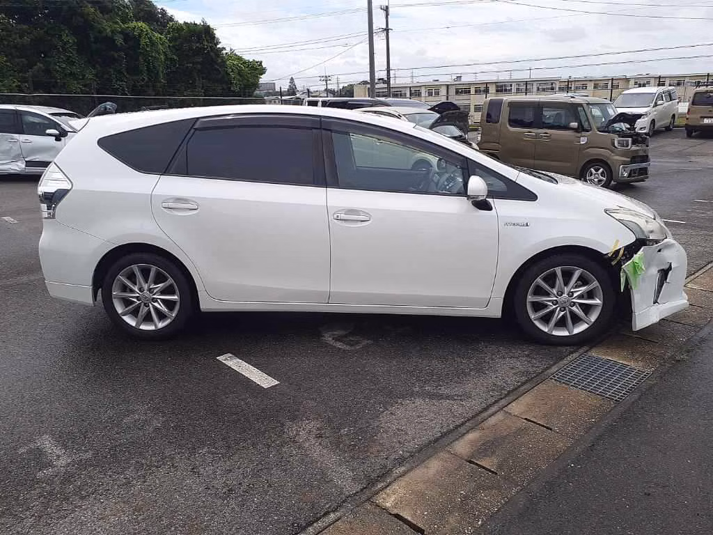 TOYOTA PRIUS ALPHA