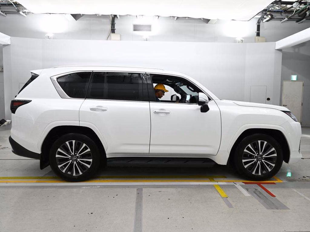 LEXUS LX600