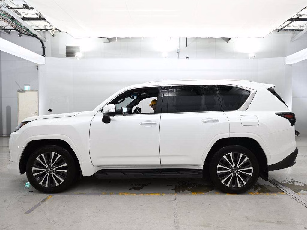 LEXUS LX600