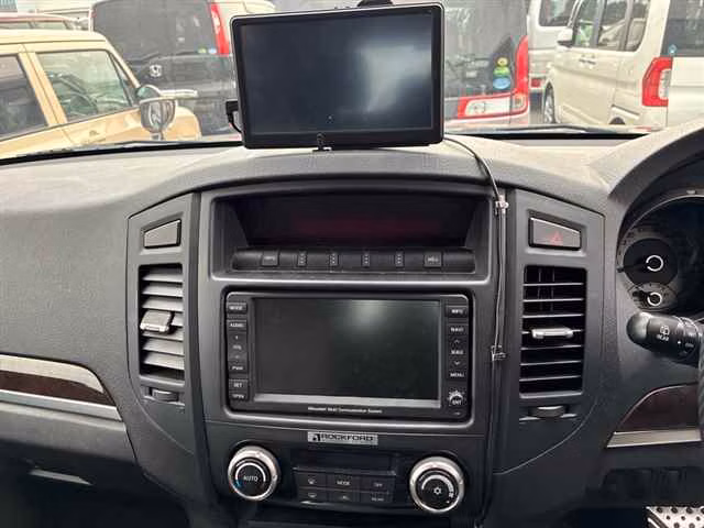 MITSUBISHI PAJERO
