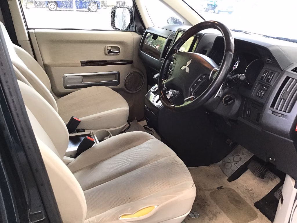 MITSUBISHI DELICA D:5