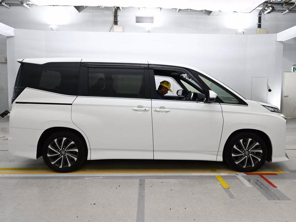 TOYOTA VOXY