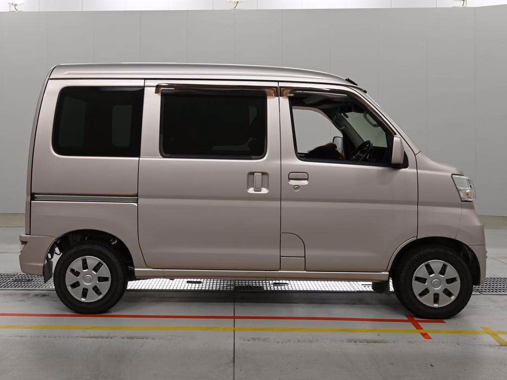 TOYOTA PIXIS VAN