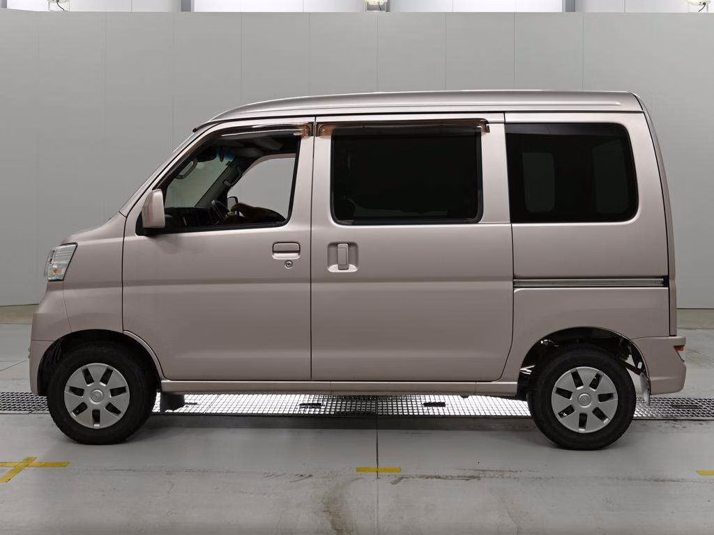 TOYOTA PIXIS VAN