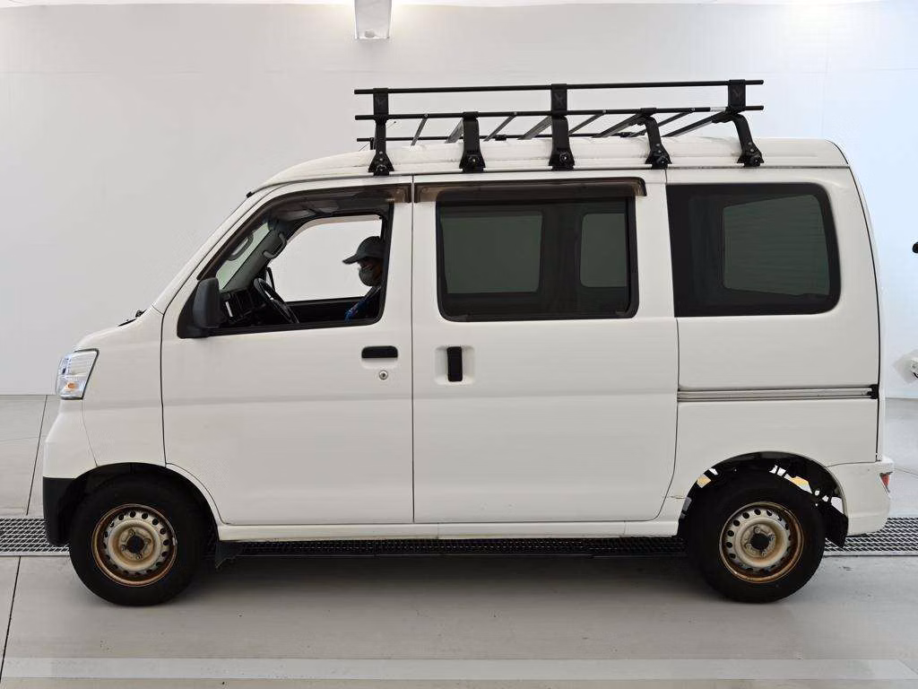 TOYOTA PIXIS VAN
