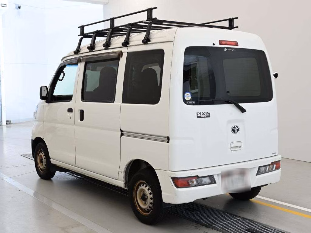 TOYOTA PIXIS VAN