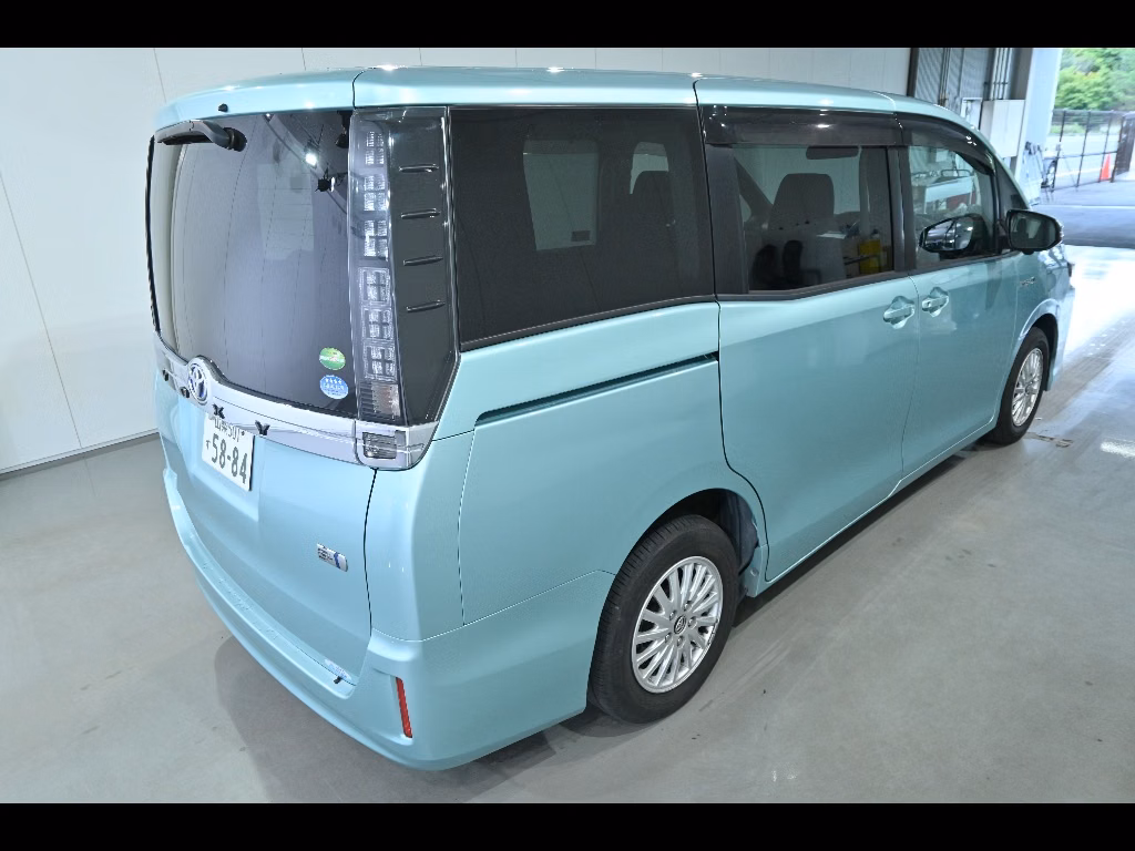 TOYOTA VOXY
