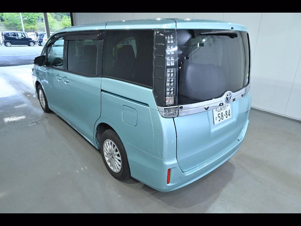TOYOTA VOXY