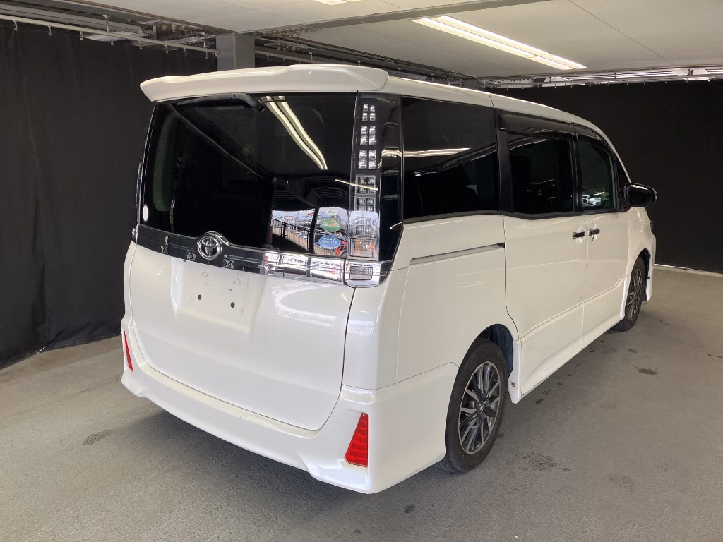 TOYOTA VOXY