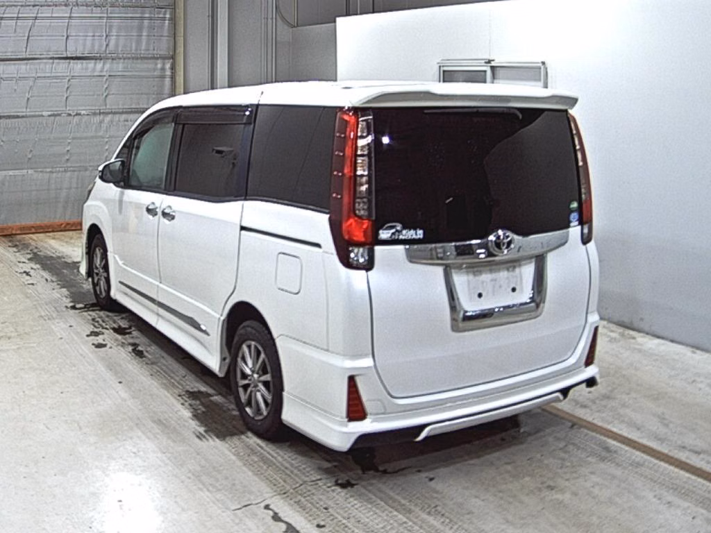 TOYOTA NOAH