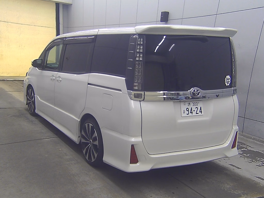 TOYOTA VOXY