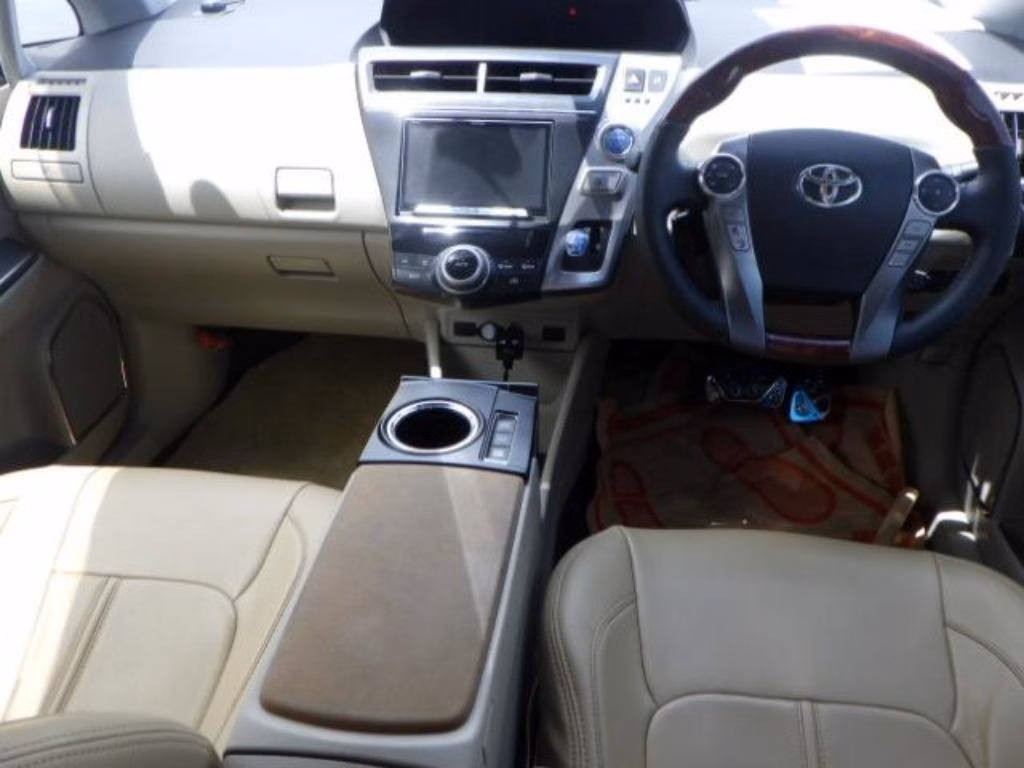 TOYOTA PRIUS ALPHA