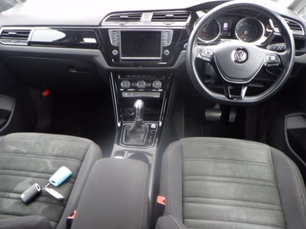 VOLKSWAGEN TOURAN