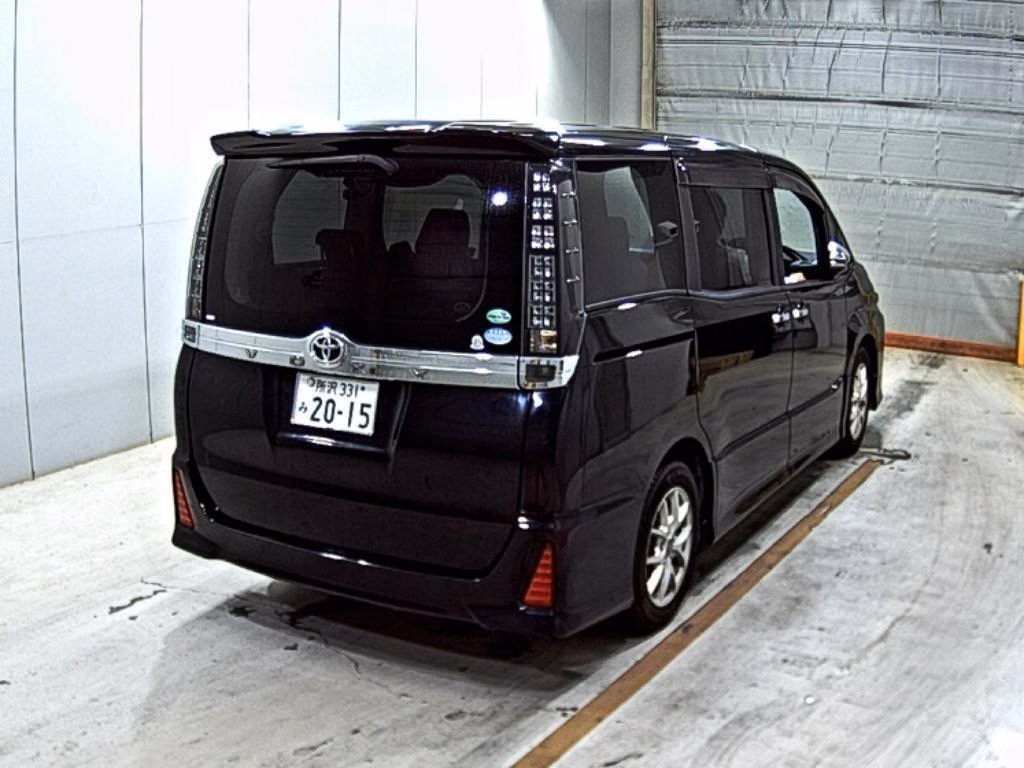 TOYOTA VOXY