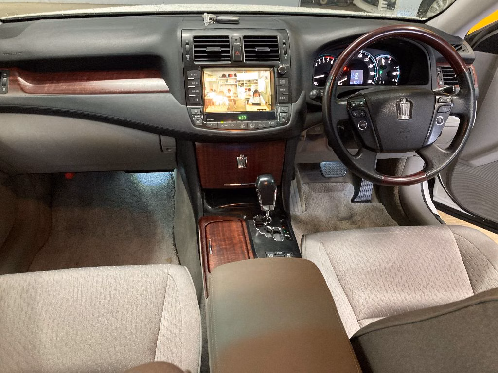 TOYOTA CROWN