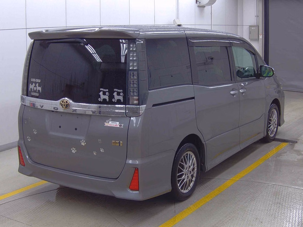 TOYOTA VOXY