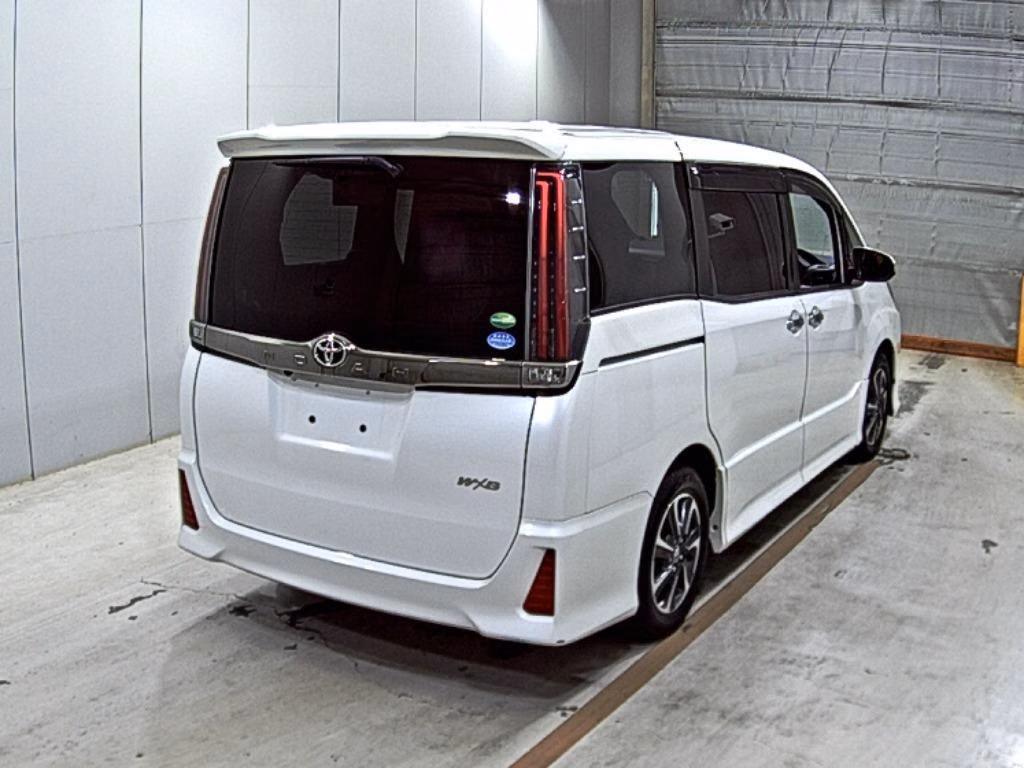 TOYOTA NOAH