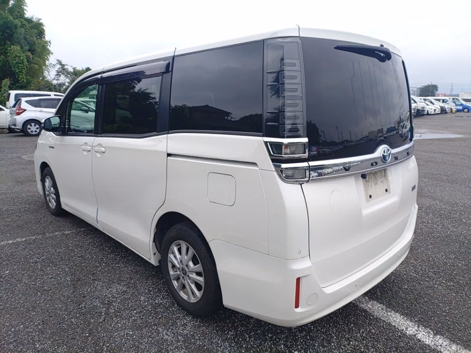 TOYOTA VOXY