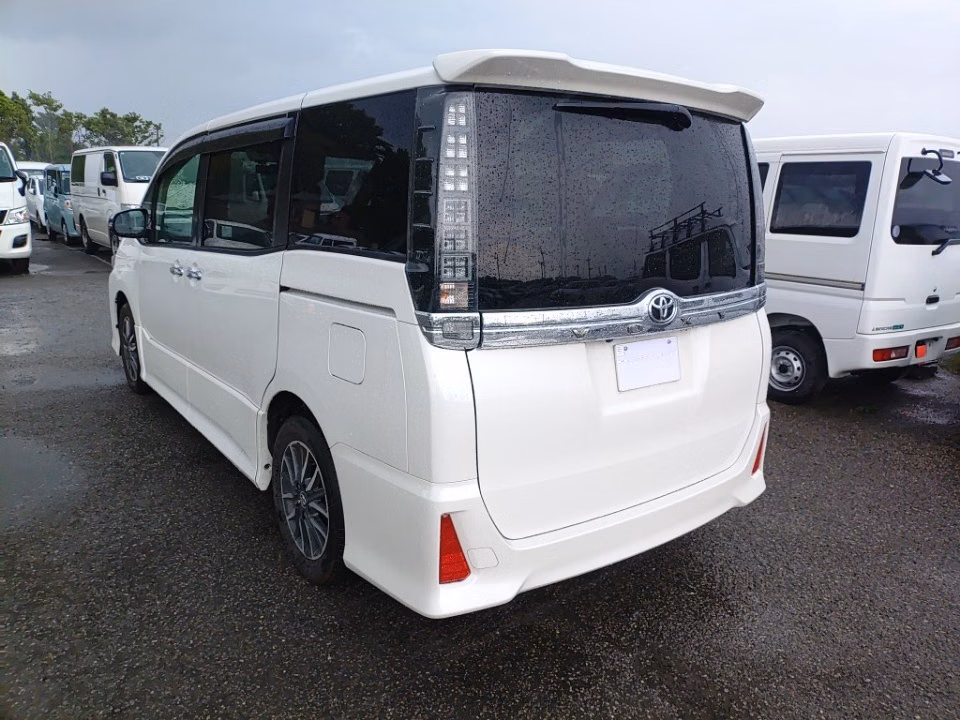 TOYOTA VOXY