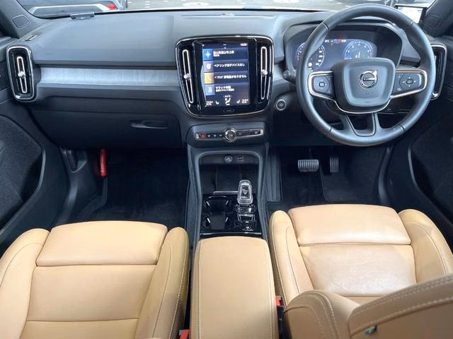 VOLVO XC40