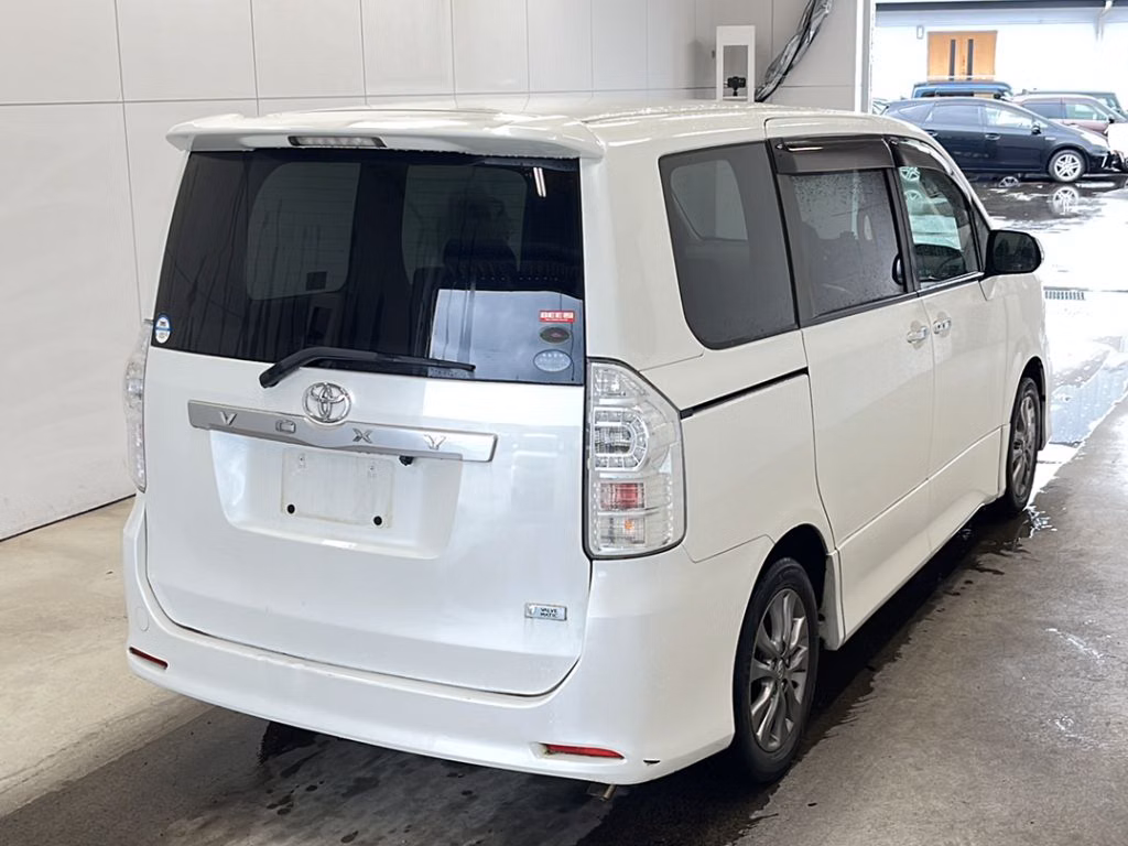 TOYOTA VOXY