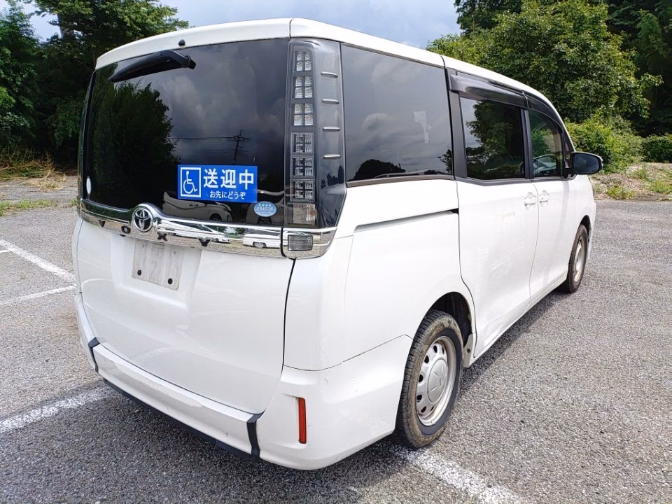TOYOTA VOXY