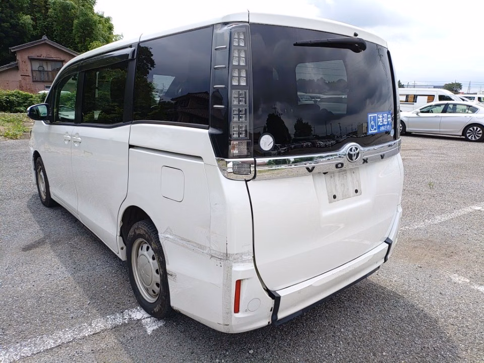 TOYOTA VOXY