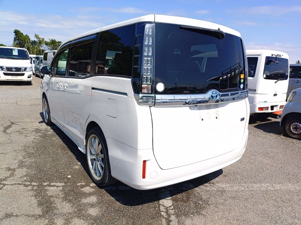 TOYOTA VOXY