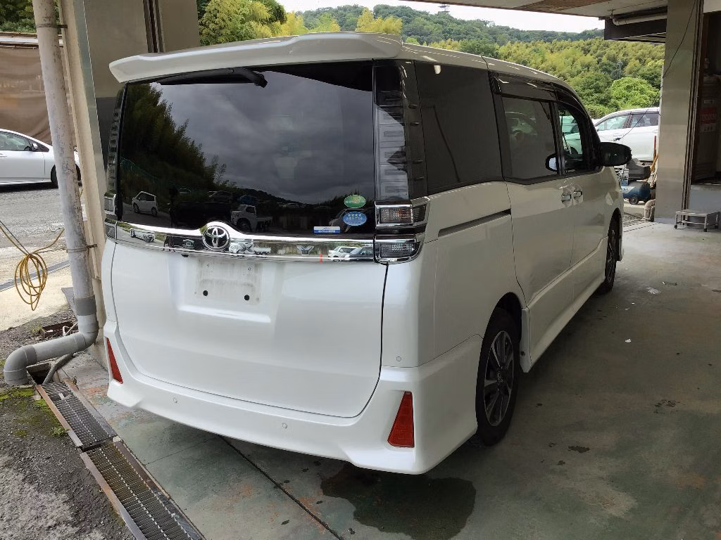TOYOTA VOXY
