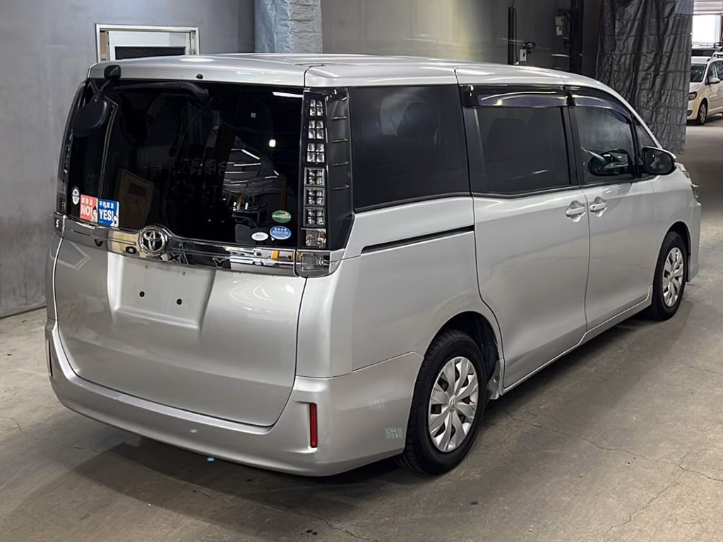 TOYOTA VOXY