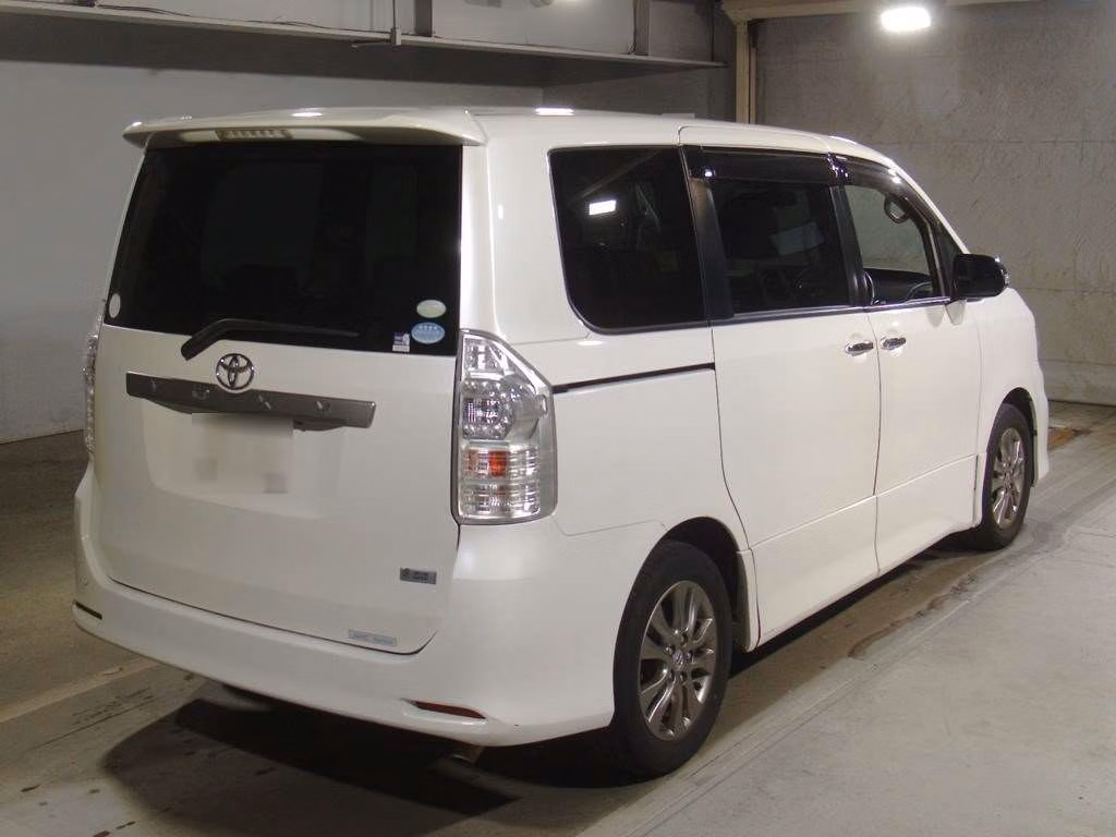 TOYOTA VOXY
