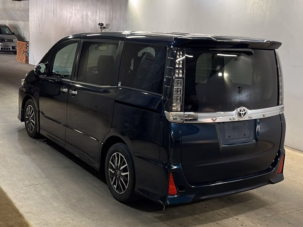 TOYOTA VOXY