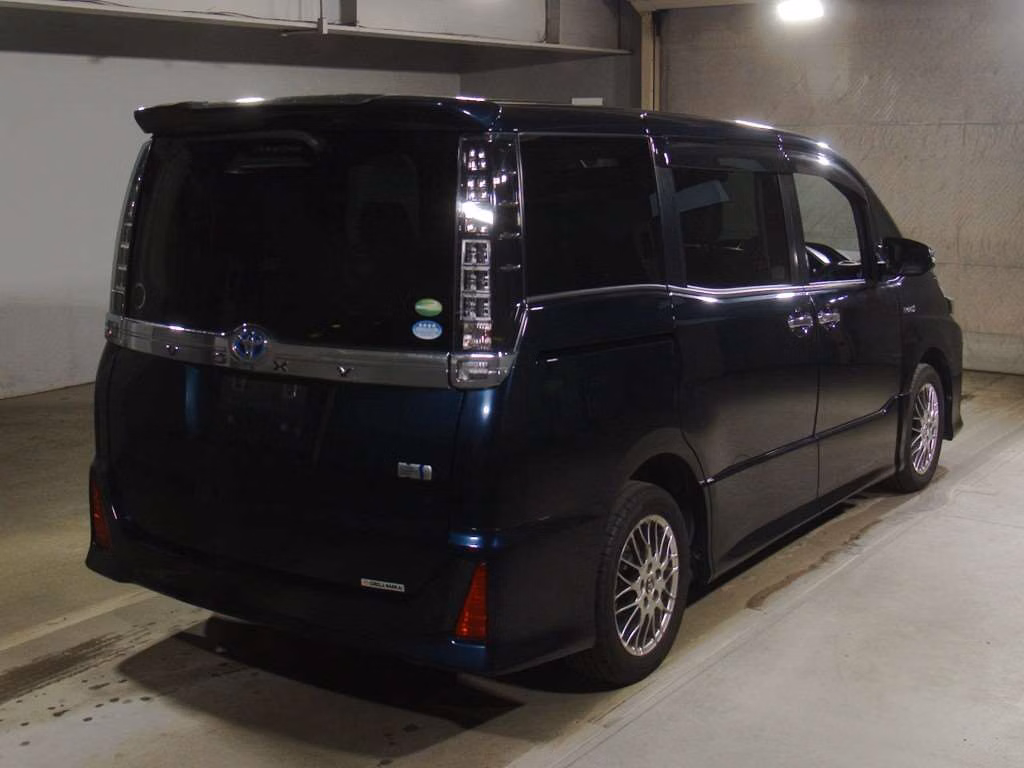 TOYOTA VOXY