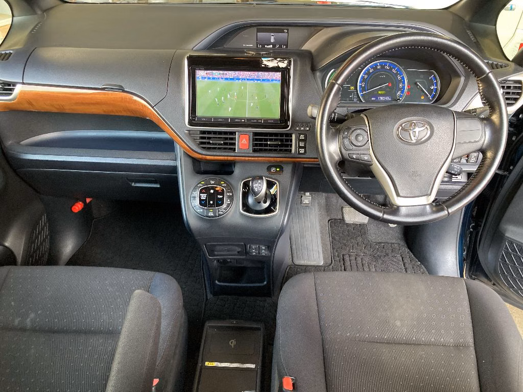 TOYOTA VOXY