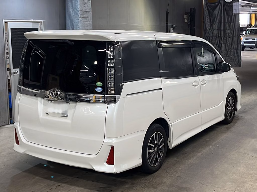 TOYOTA VOXY