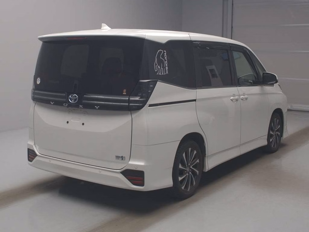 TOYOTA VOXY