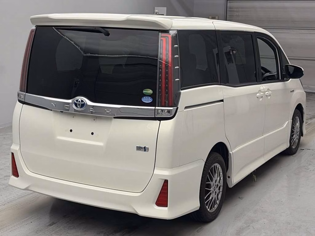 TOYOTA NOAH