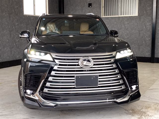 LEXUS LX600