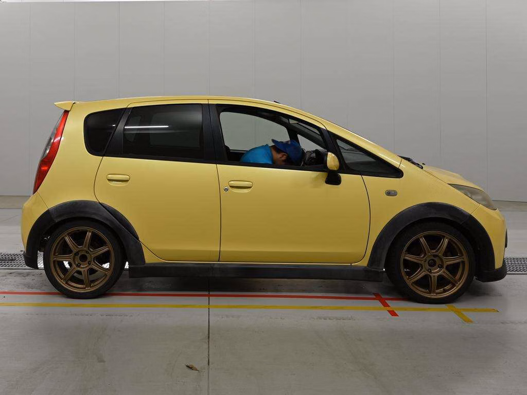 MITSUBISHI COLT