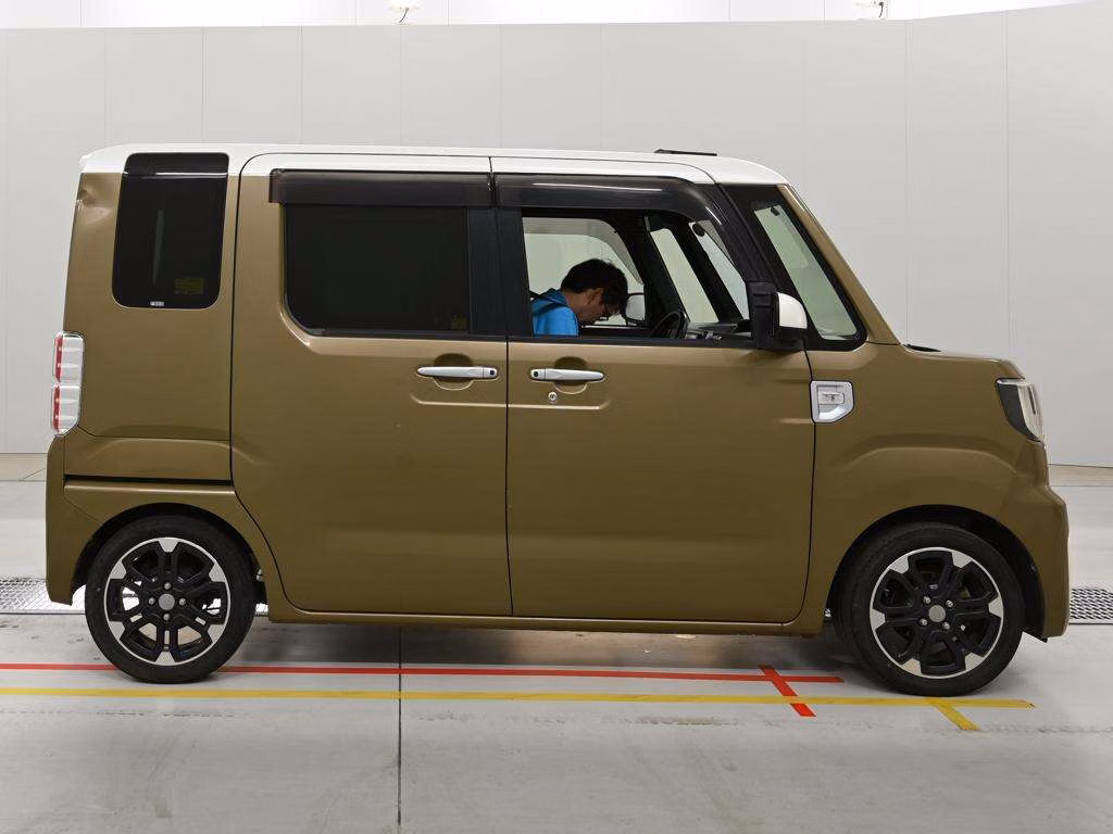 DAIHATSU WAKE