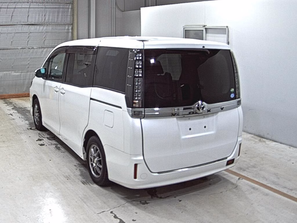 TOYOTA VOXY