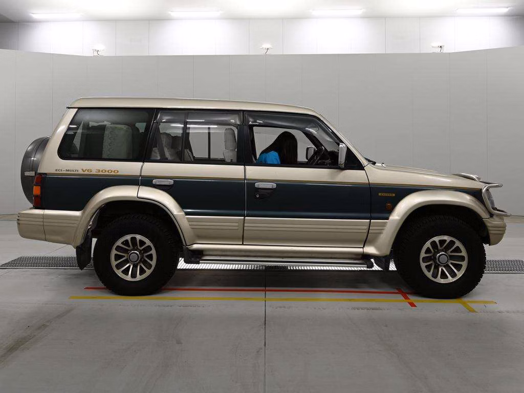 MITSUBISHI PAJERO