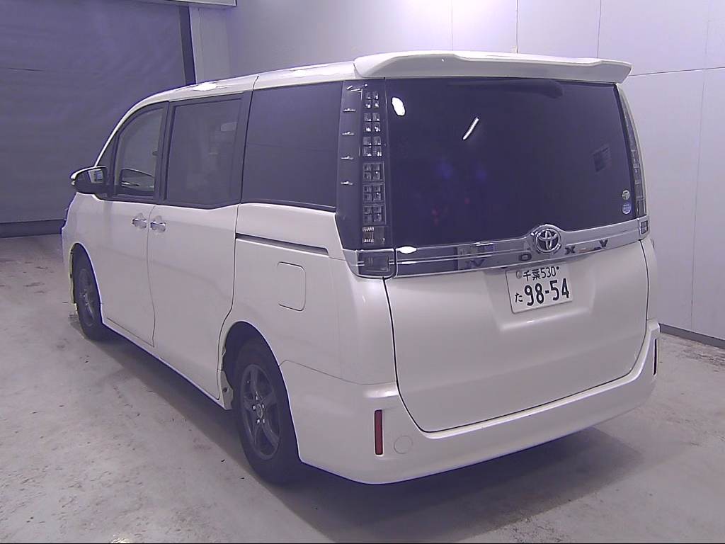 TOYOTA VOXY