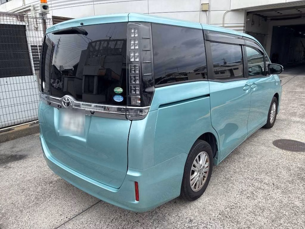 TOYOTA VOXY