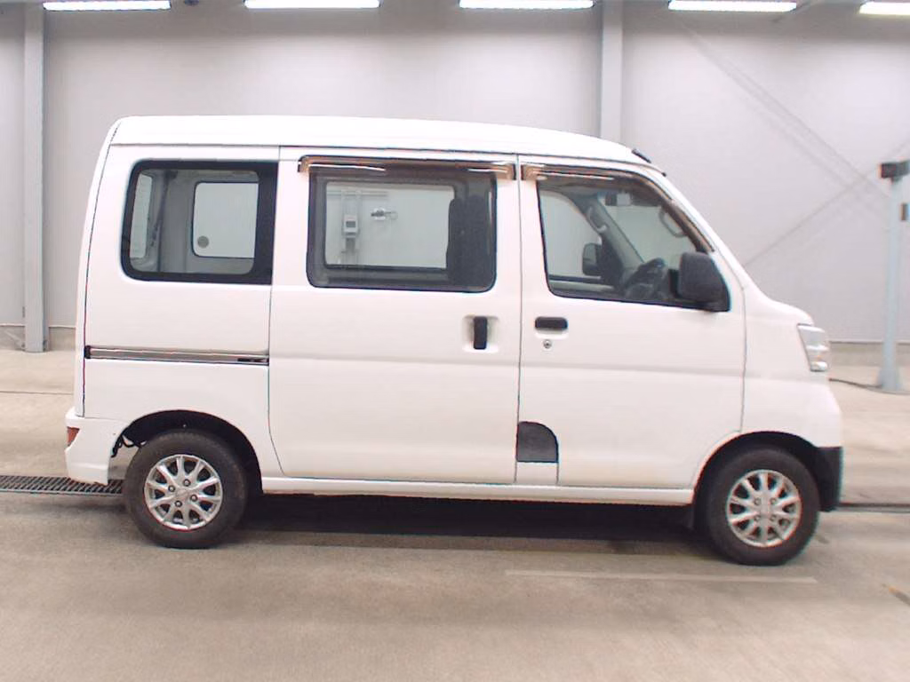 TOYOTA PIXIS VAN