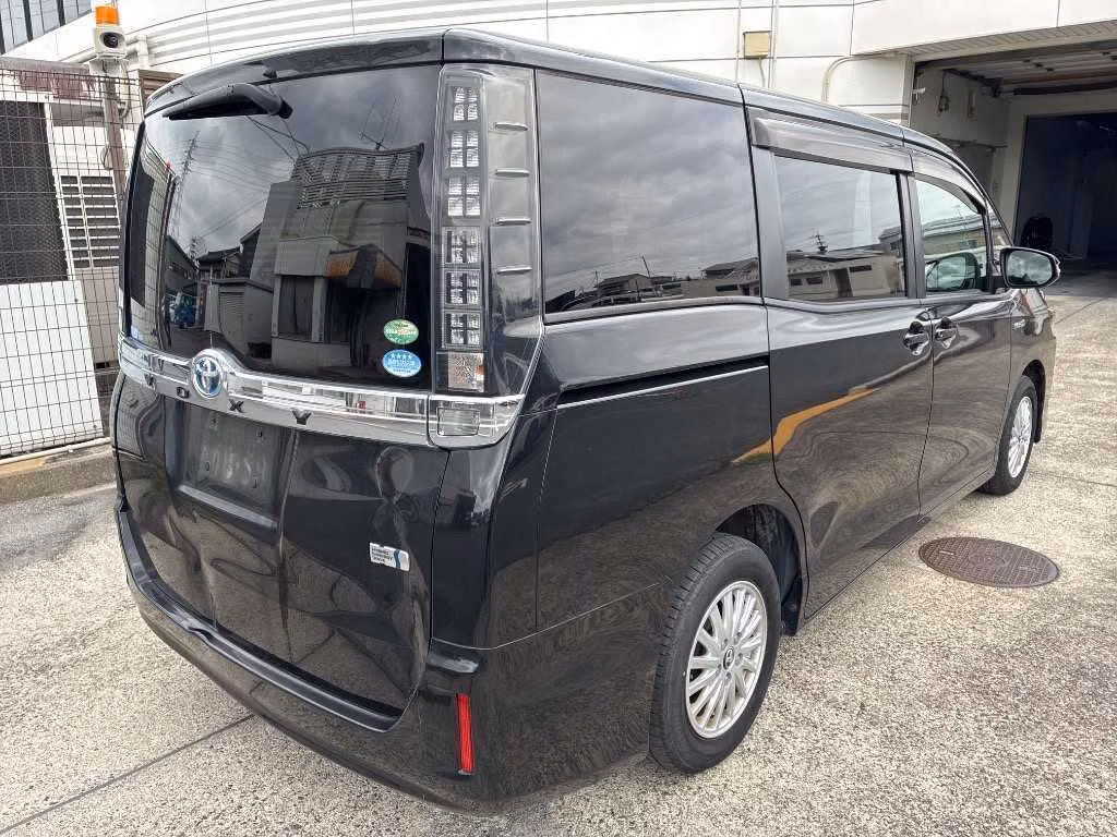 TOYOTA VOXY